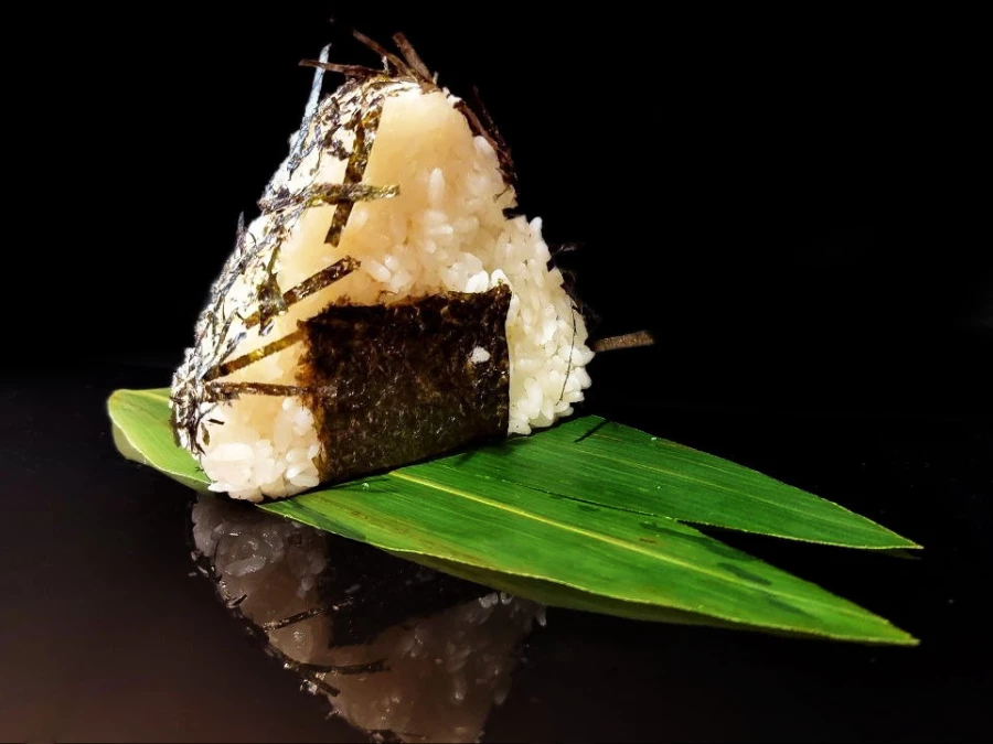 Онигири с тунцом