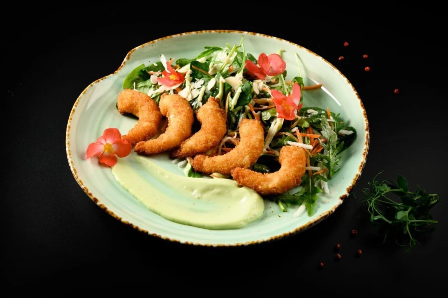 Салат с креветками и кремом Васаби