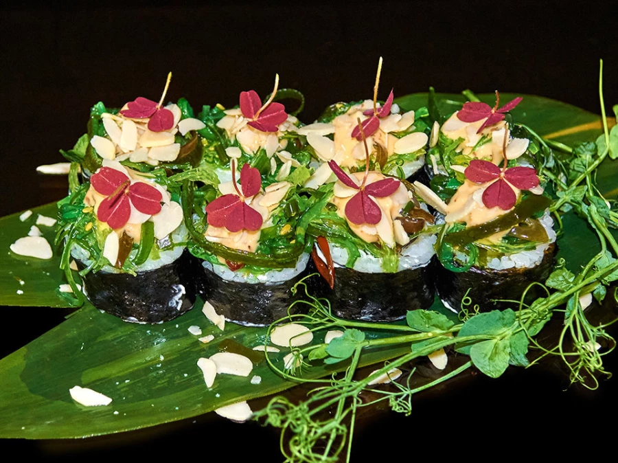 Ролл сливочно-ореховый с салатом чука