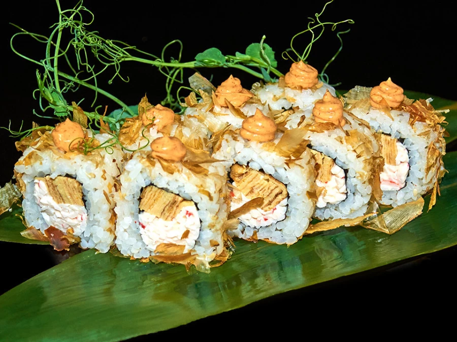 Ролл с омлетом и снежным крабом