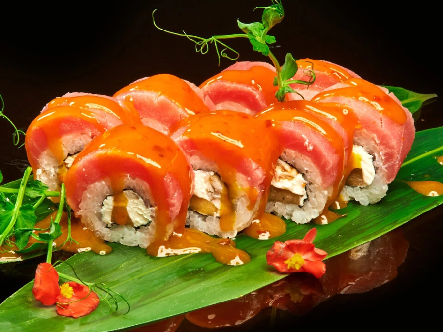 Ролл с тунцом и манго