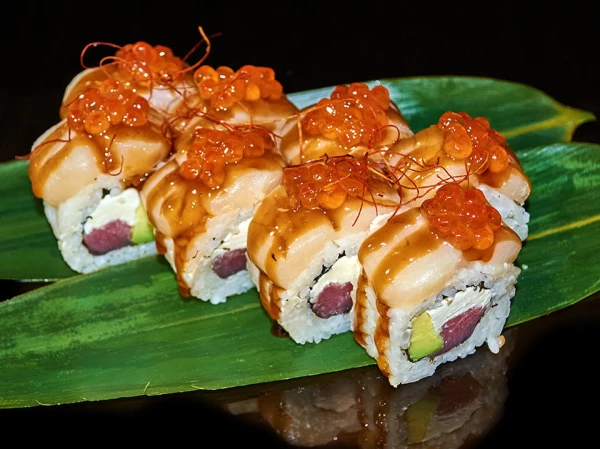 Ролл с гребешком и красной икрой 280