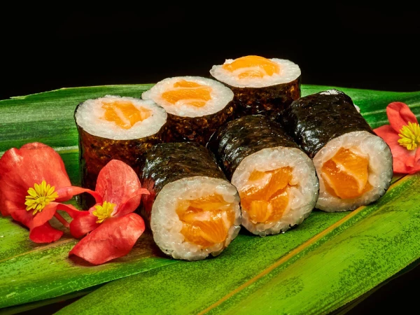 Маки с лососем 110