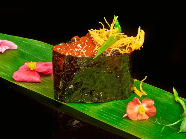 Гункан с лососевой икрой 30