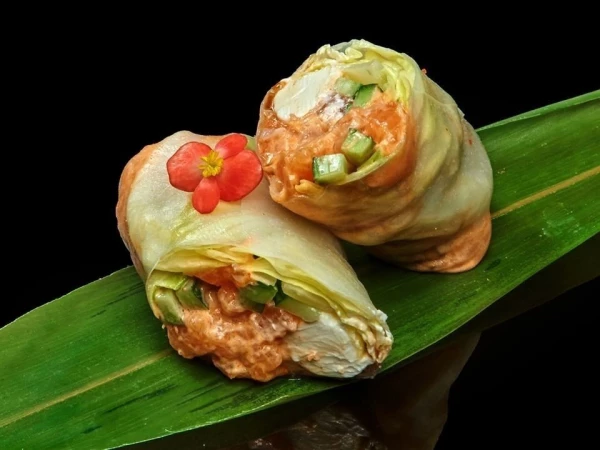 Спринг ролл острый лосось 120