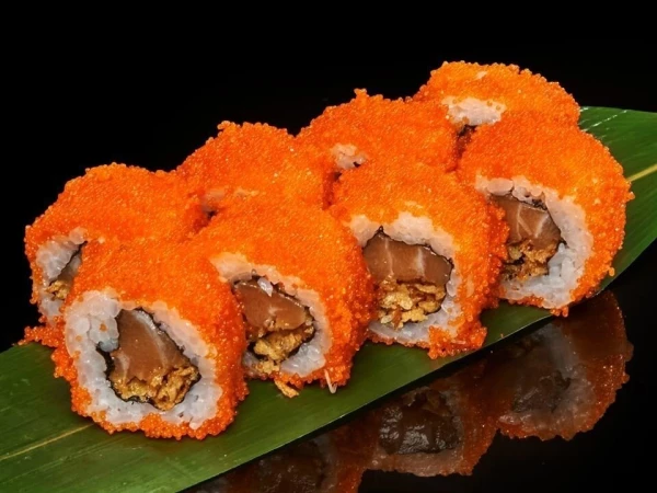 Ролл с лососем и луком кранч 235