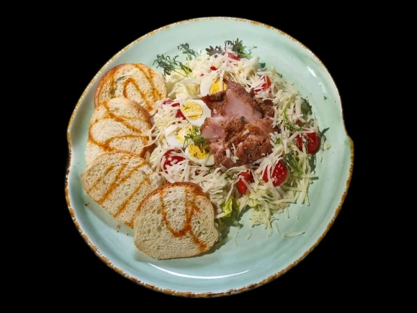 Цезарь с филе бедра цыпленка