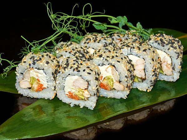 Ролл с курицей и салатом айсберг 200