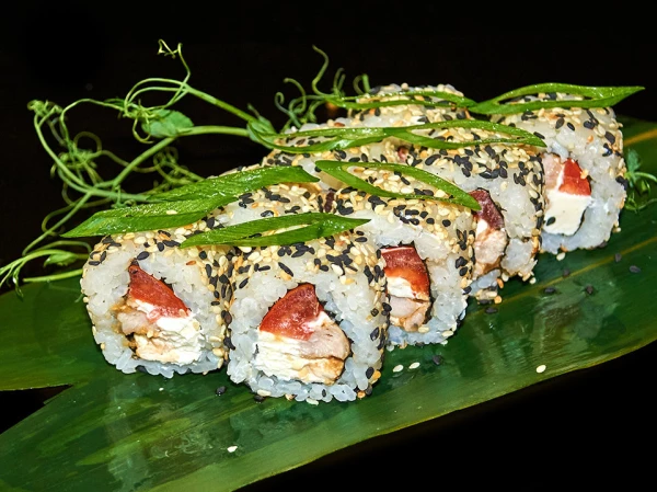 Ролл с курицей и томатами