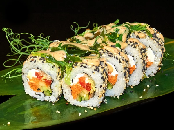 Ролл с овощами и салатом чука