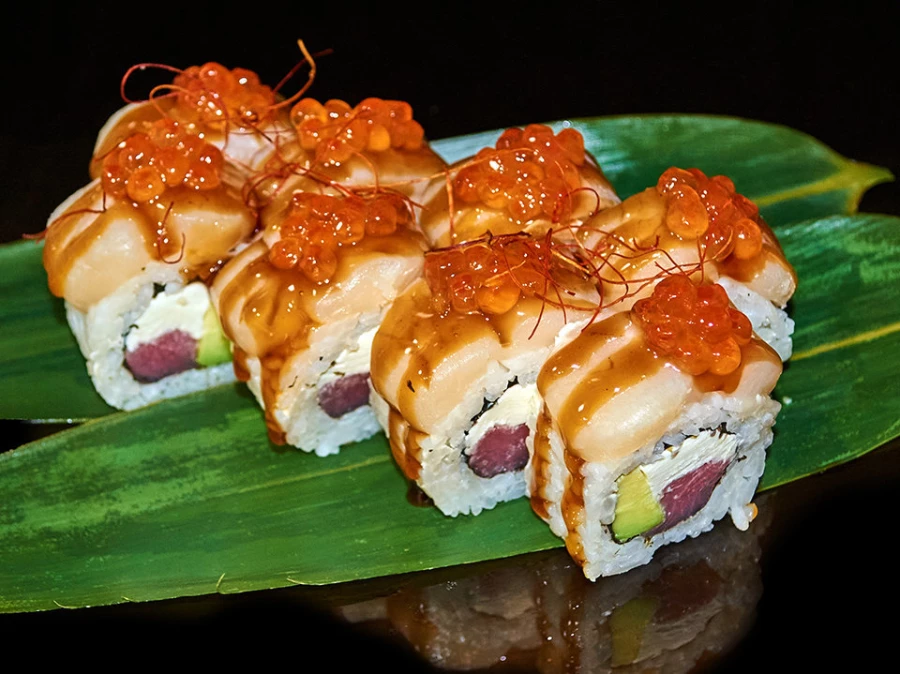 Ролл с гребешком и красной икрой