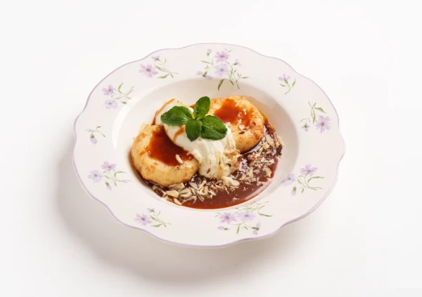 Сырники с ванильным мацони и карамелью