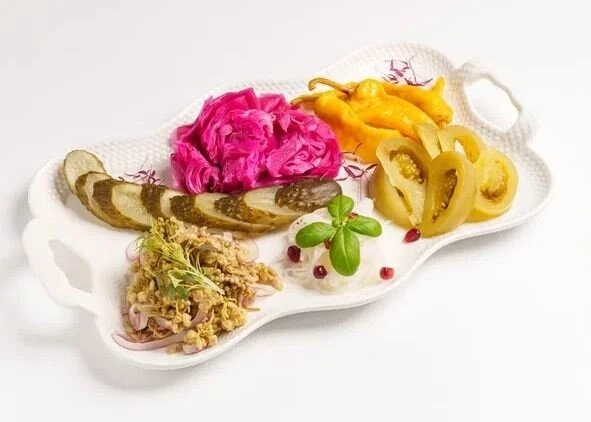 Грузинские соленья в одном блюде