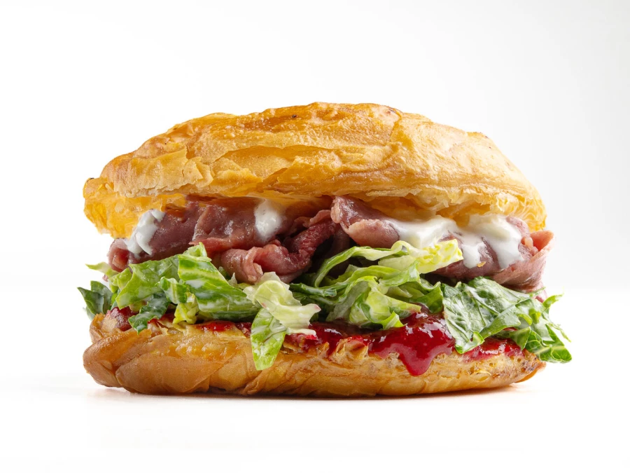 Дубайский сэндвич с мраморной говядиной и брусничным соусом