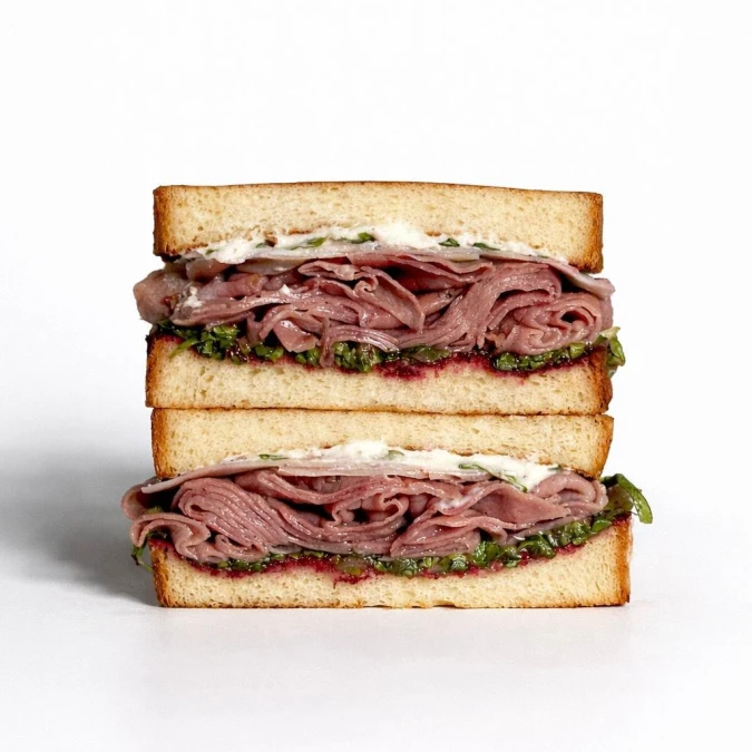 Сэндвич с ветчиной из мраморной говядины и брусничным соусом