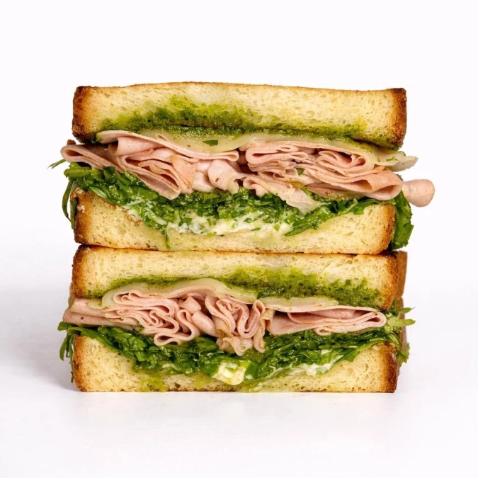 Сэндвич с "Любительской" колбасой и соусом "Песто" 