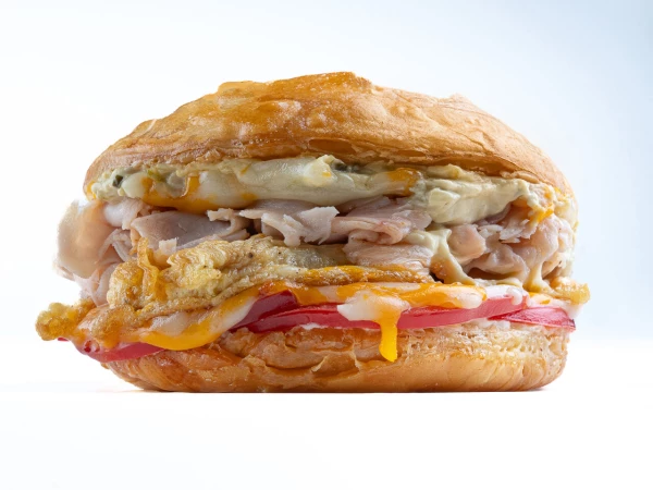 Дубайский сэндвич с бужениной из курицы, омлетом с сыром и соусом "Ремулад" 