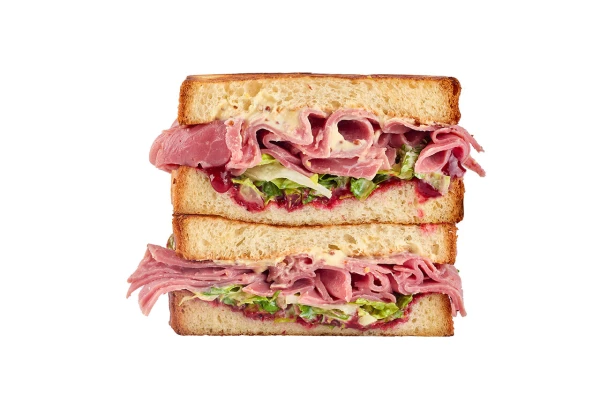 Сэндвич с мраморной говядиной и брусничным соусом