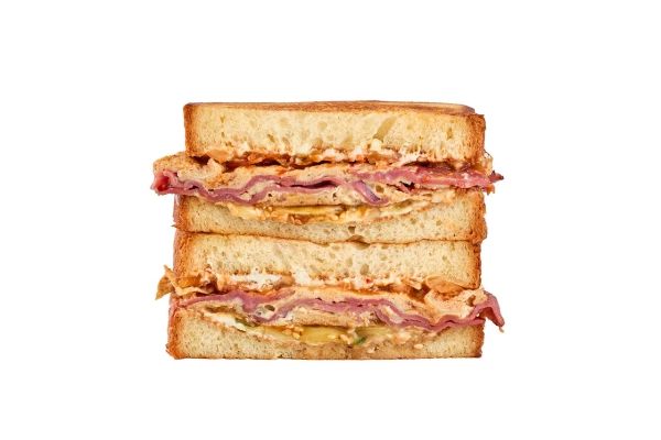 Сэндвич с мраморной говядиной, омлетом и кимчи