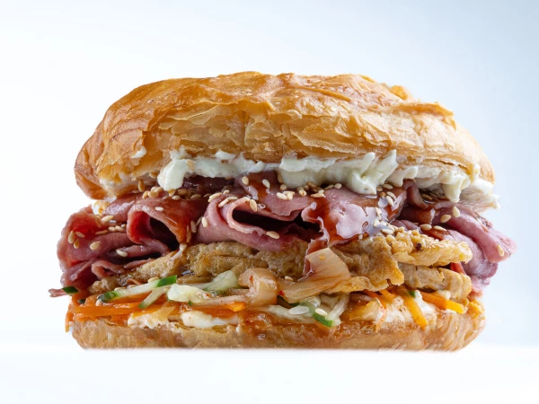 Дубайский сэндвич с мраморной говядиной, омлетом и кимчи 