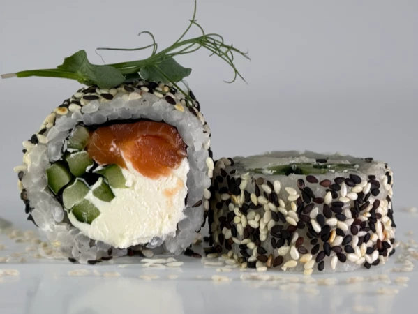 Ролл "Калифорния Лайт с Лососем (в кунжуте)"