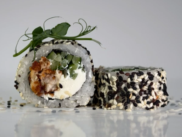 Ролл "Калифорния с Угрем (в кунжуте)"