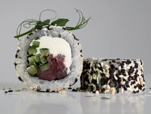 Ролл "Калифорния с Тунцом (в кунжуте)"