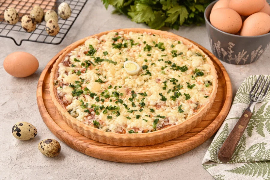 Киш с зеленым луком и яйцо 