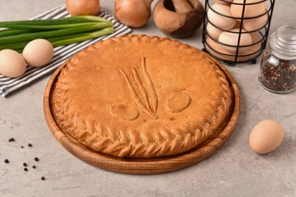 Пирог с луком и яйцом