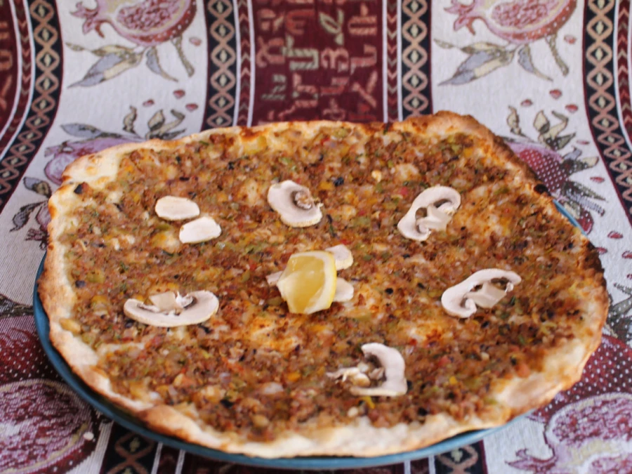 Ламаджо с говядиной и грибами 
