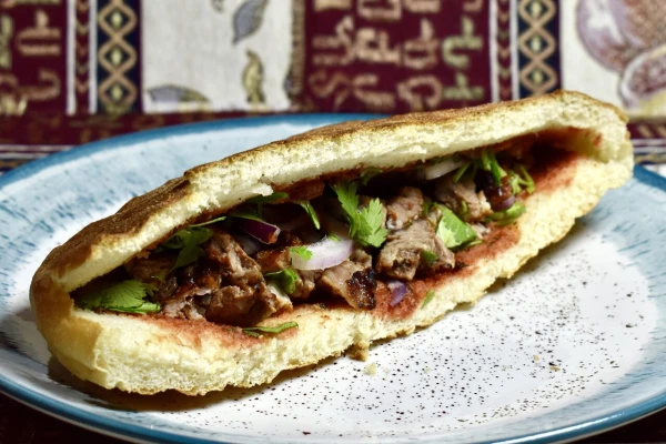 Карс шашлык в лепешке со свининой (Ղարսի խորոված)