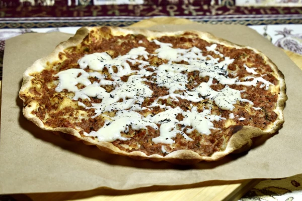 Лахмаджо с говядиной и сыром