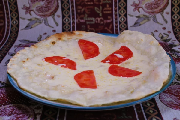 Ламаджо с сыром и с помидорами