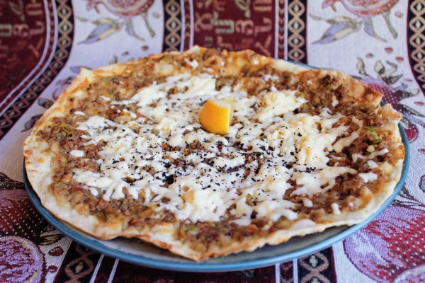 Ламаджо с бараниной и сыром