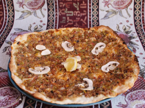 Ламаджо с говядиной и грибами