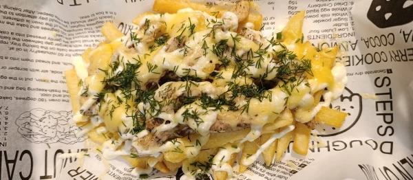 Запечённый картофель фри с куриным филе