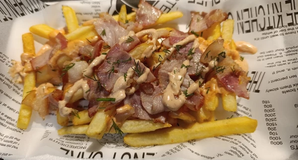 Запечённы картофель фри с беконом и соусом бургер