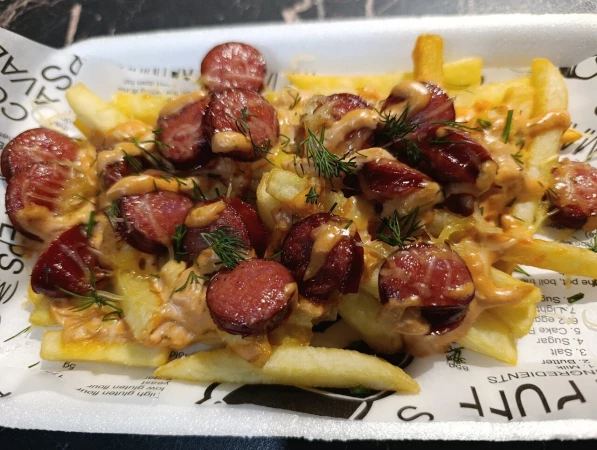 Запечённы картофель фри с колбасками и соусом бургер