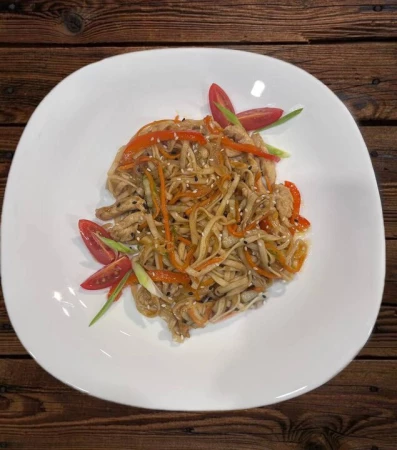 Удон с курицей в соусе