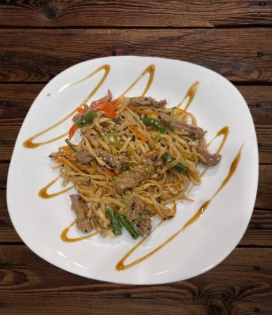 Удон со свининой в соусе .