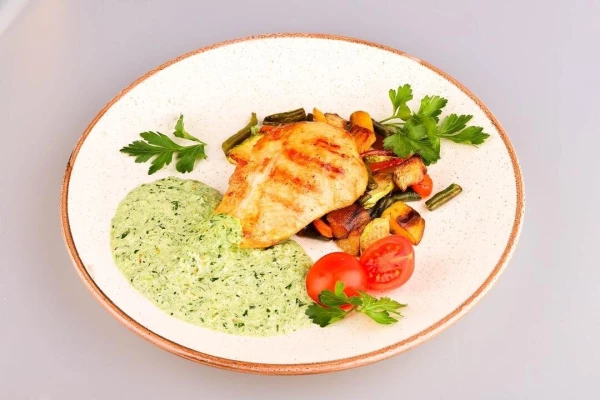 Куриная грудка под слив.-шпин. соусом