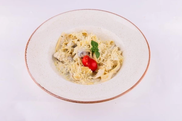 Фетучини с курицей и грибами