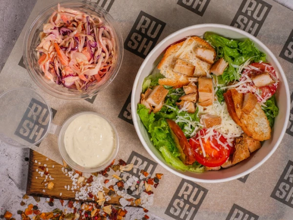 Салат Цезарь с курицей