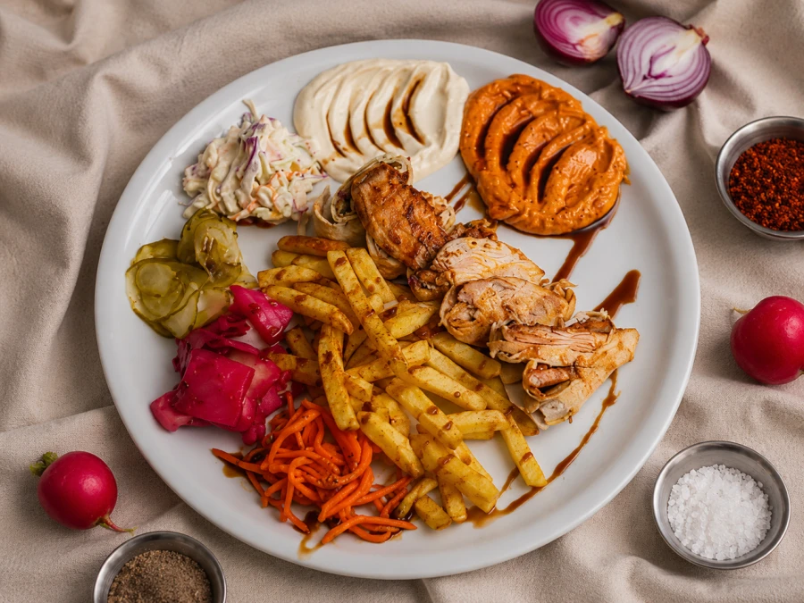 Шаурма на тарелке куриная