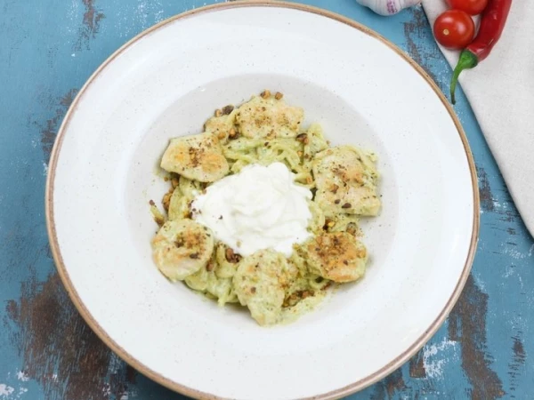 Спагетти с курицей и сыром страчателла