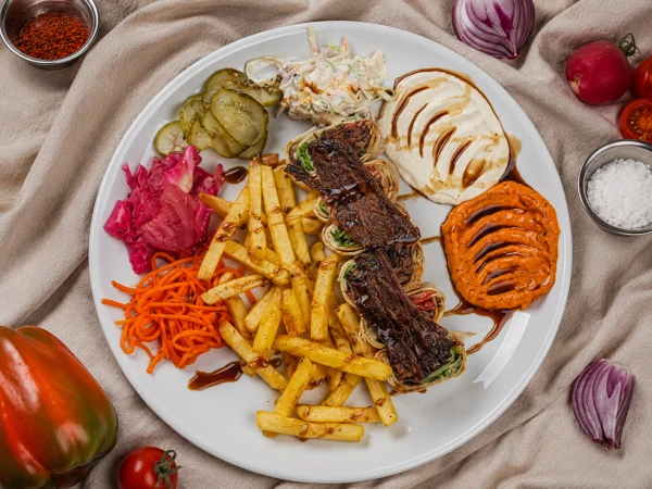 Шаурма на тарелке мясная