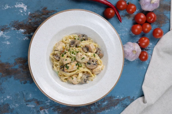 Фетучини с курицей и грибами