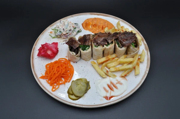 Шаурма на тарелке мясная