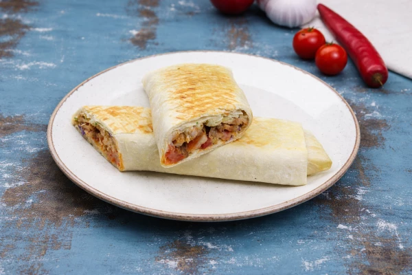 Шаурма в лаваше с курицей