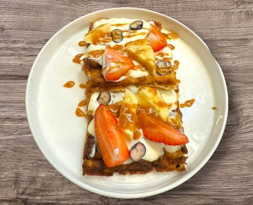 Вафли с бананом и клубникой
